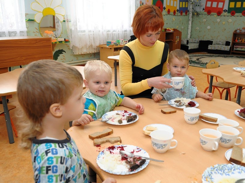 что делает помощник воспитателя